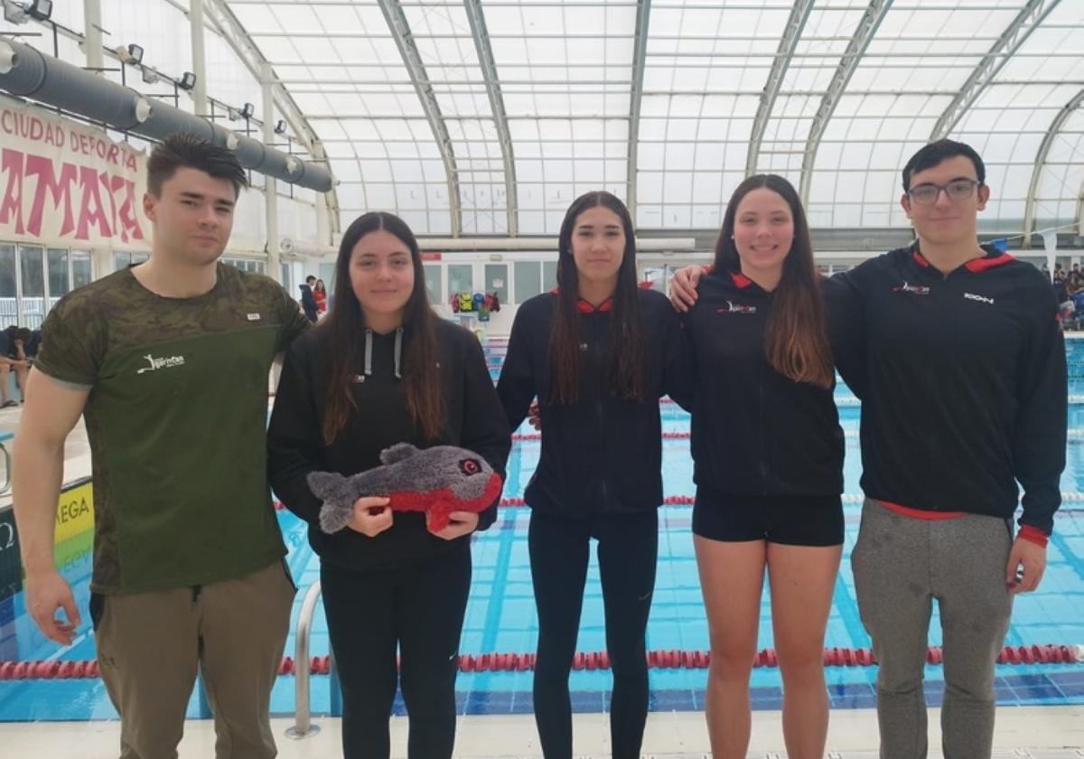 Los nadadores del club en el campeonato de Pamplona.