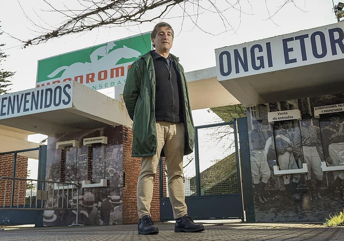 Josu Ruiz, en la entrada de las instalaciones del Hipódromo de San Sebastián.