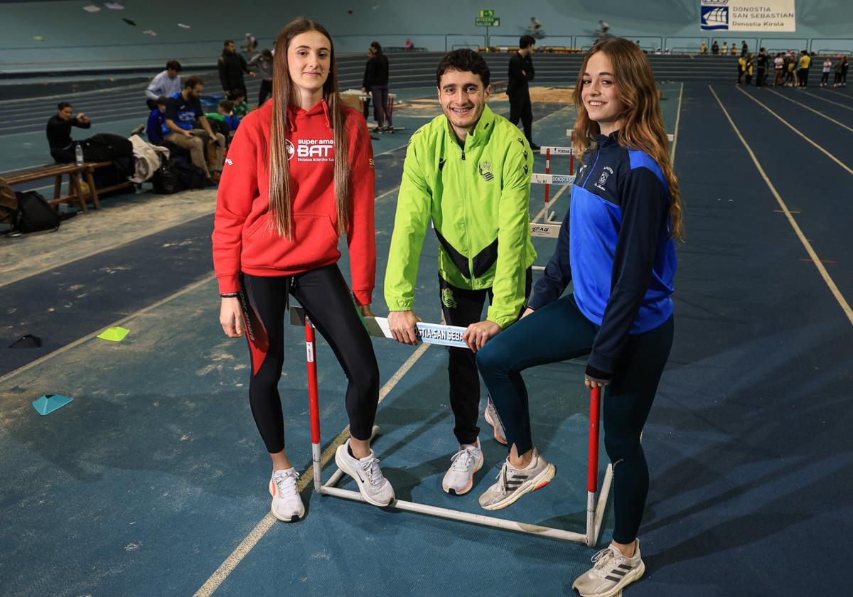 A por la Copa. Naia Llorente (BAT), Ibai Serrano (Real) y Nora Burón (Atlético), esta semana en el velódromo de Anoeta. De la Hera