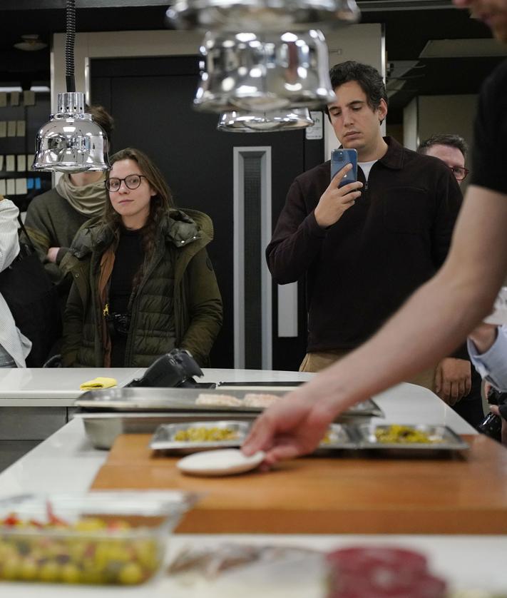 Imagen secundaria 2 - Shimabuku t Aduriz en Mugaritz y otros momentos de la experiencia.