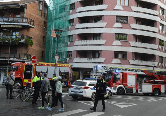 Corte de tráfico en Tolosa para atender el inciendo en uno de los pisos de la avenida de Fueros.