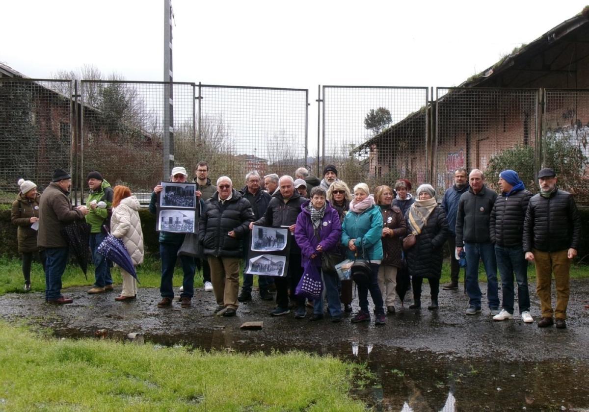 Representantes de varios colectivos durante una manifestación junto al pabellón Pequeña Velocidad.