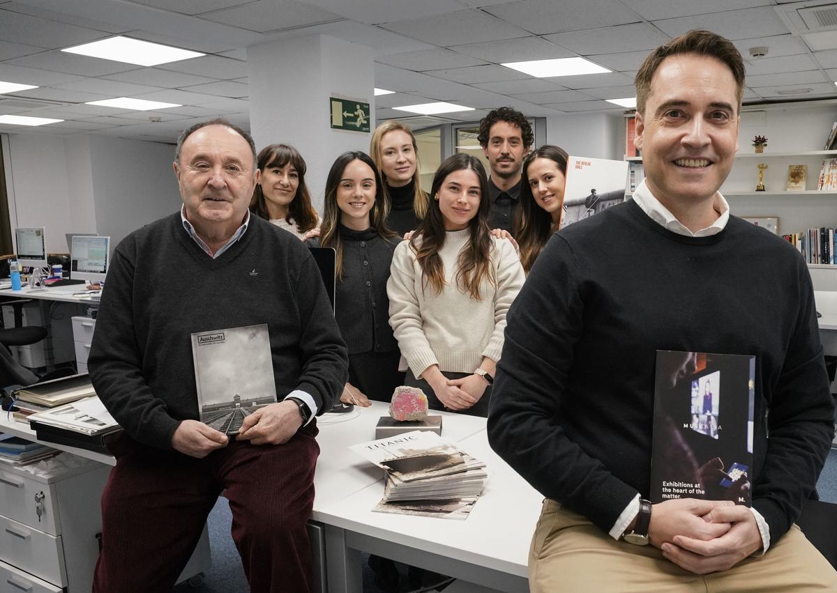 Imagen secundaria 1 - Arriba, bloques del Muro de Berlín. El equipo de Musealia, con Luis Ferreiro al frente. Sobre estas líneas, una foto de la exposición del 'Titanic'