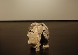 Jorte Oteizak zizelkatu zuen José Sarriegi margolariaren busto galdua du oinarri proiektual.