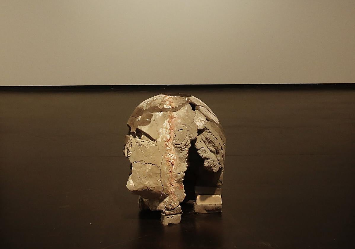 Jorte Oteizak zizelkatu zuen José Sarriegi margolariaren busto galdua du oinarri proiektual.