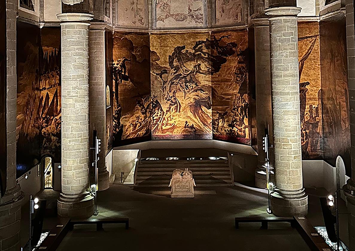 Vista general del sepulcro frente a la zona del altar mayor