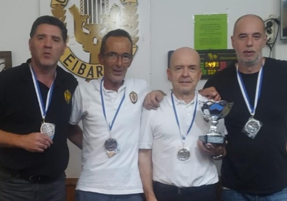 Los miembros del equipo con Antonio y su copa.