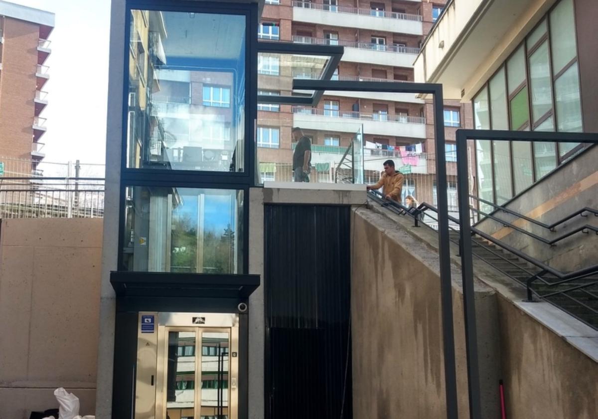 El nuevo ascensor de Artekale, este viernes, a falta de los últimos retoques.