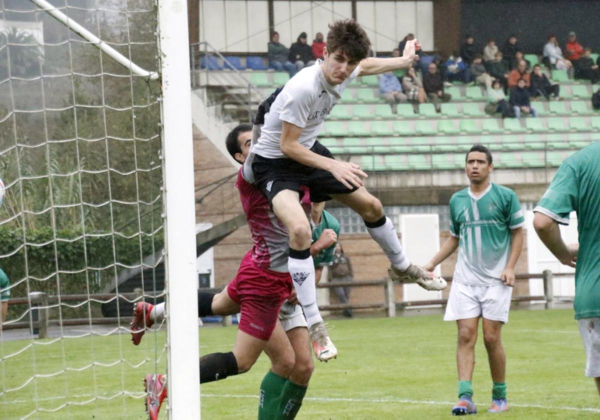 Unax Peinador marcando de cabeza al Hernani.