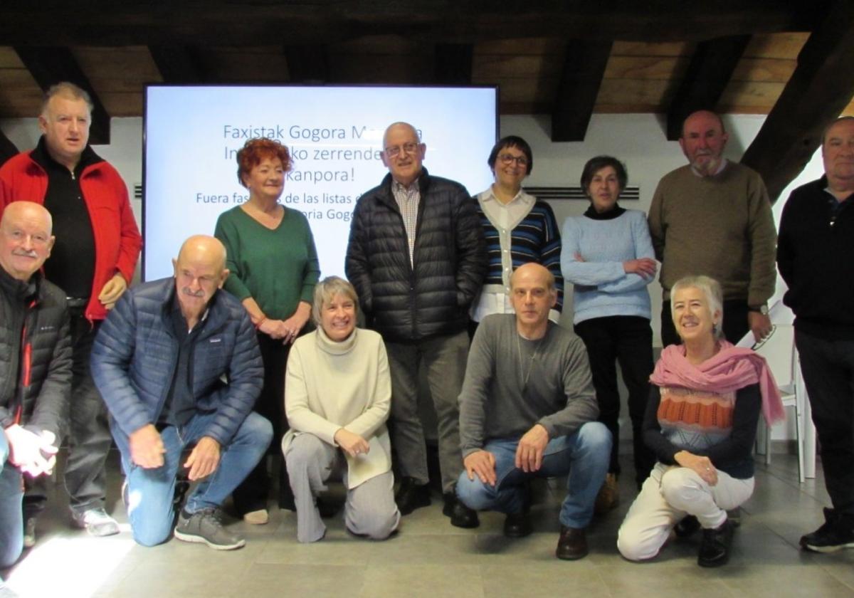 Familiares de las víctimas de la guerra y miembros de Intxorta en la comparecencia este viernes en la sala loramendi de Kulturate.