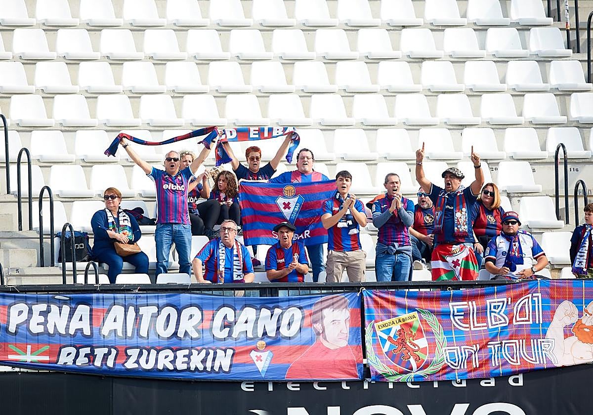 La afición del Eibar ha animado al equipo pese al desastre en el campo.