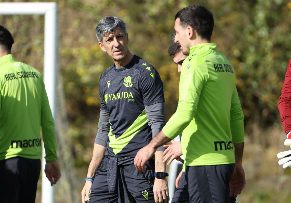 Imanol Alguacil conversa con Mikel Oyarzabal en el entrenamiento de este sábado en Zubieta.