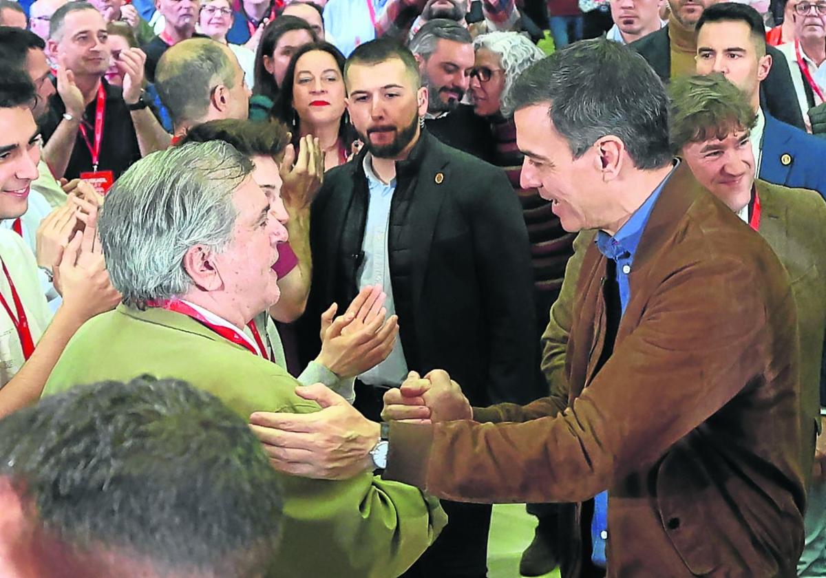 Pedro Sánchez saluda a Eguiguren en el Kursaal.