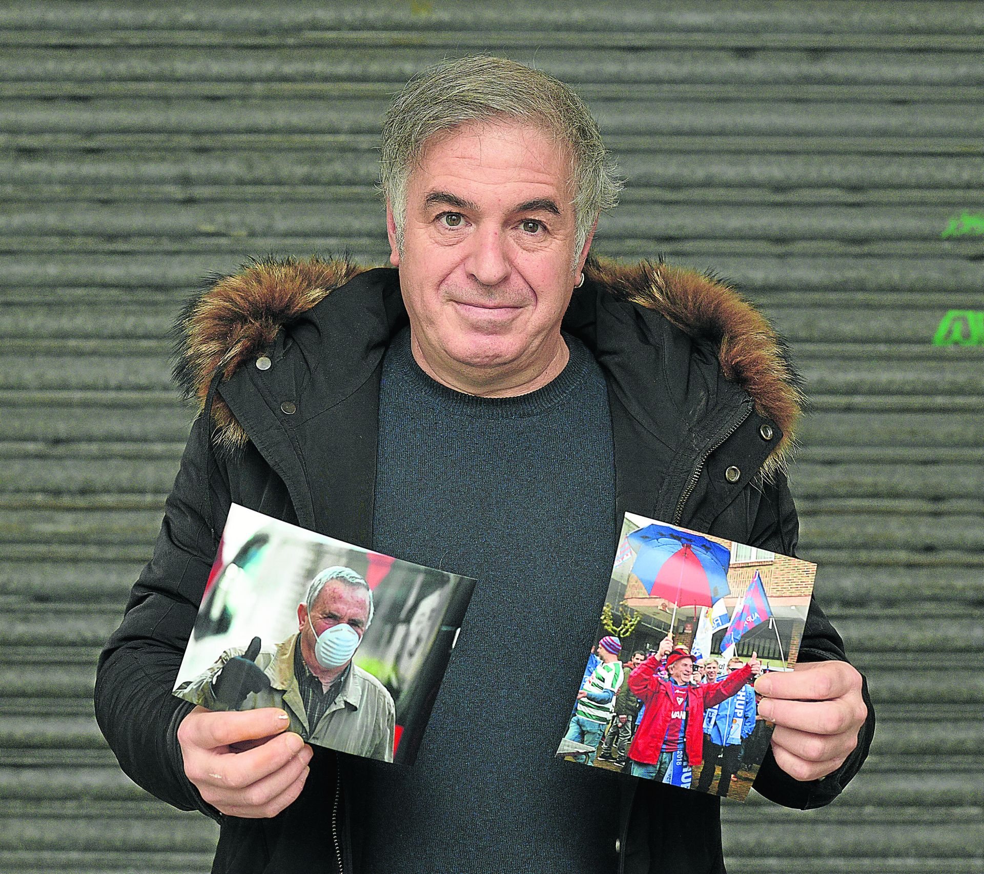 Blas Sánchez posa en Eibar con dos fotografías de su padre, también Blas. La primera paseando con la mascarilla durante la pandemia y la segunda en la previa de un partido del Eibar, con su particular paraguas.