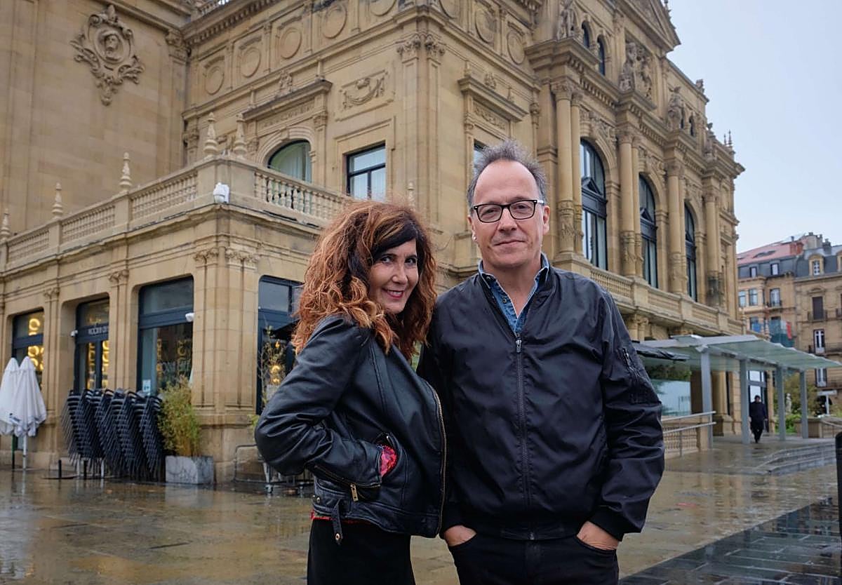 Ana Pimenta e Iñaki Salvador, 'alma' de Vaivén, ante el Victoria Eugenia, escenario de algunos de sus éxitos.