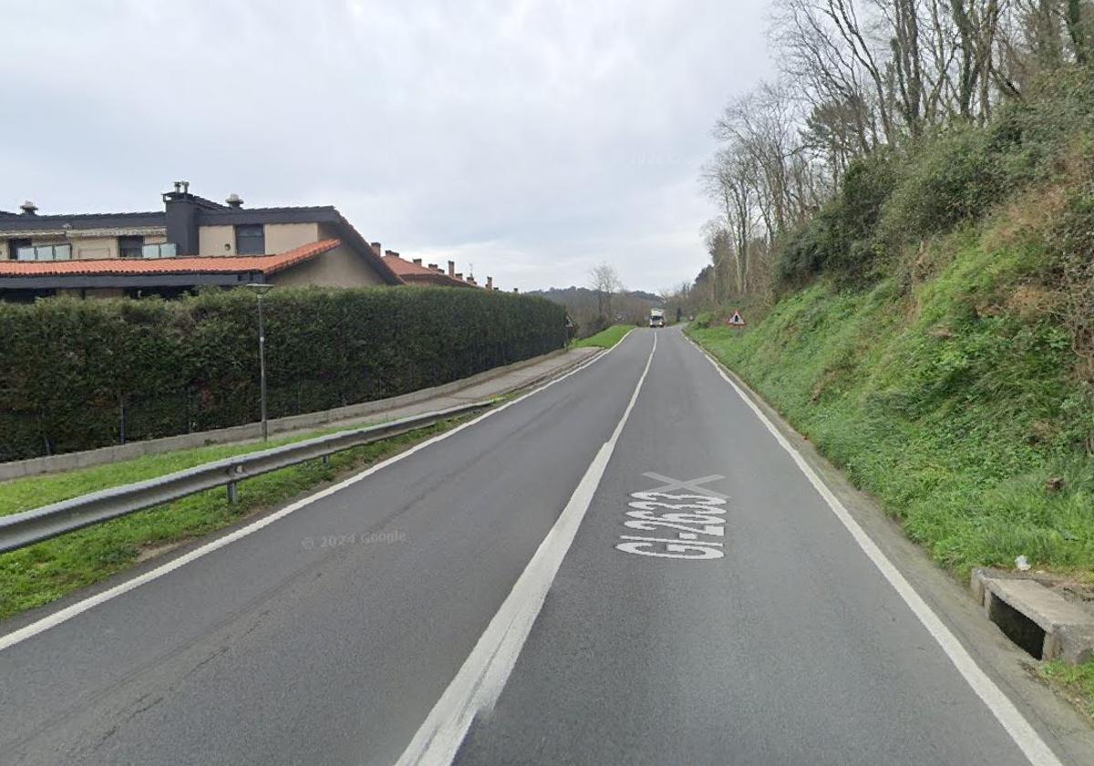 Vista de la carretera GI-2933 a su paso por el barrio de Iraeta en Zestoa.