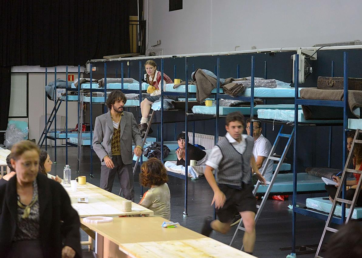 Imagen secundaria 1 - 'El patio de las moreras', último montaje de Vaivén, 'Útimo tren a Treblinka', una de sus producciones más aplaudidas, y 'La coraje', la primera.