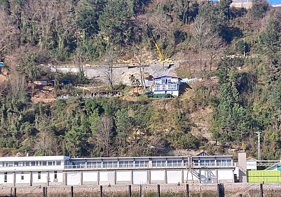 Vista de las obras que se están llevando a cabo en la carretera del faro.