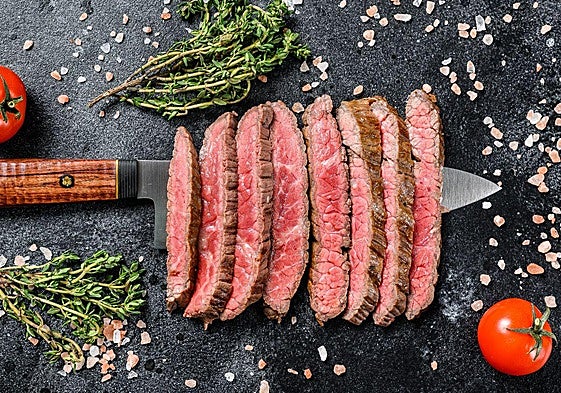 El truco de un carnicero para evitar que te cobren de más por un chuletón: «Lo correcto es quitar esa parte»