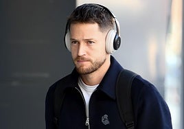 Remiro, con rosto serio