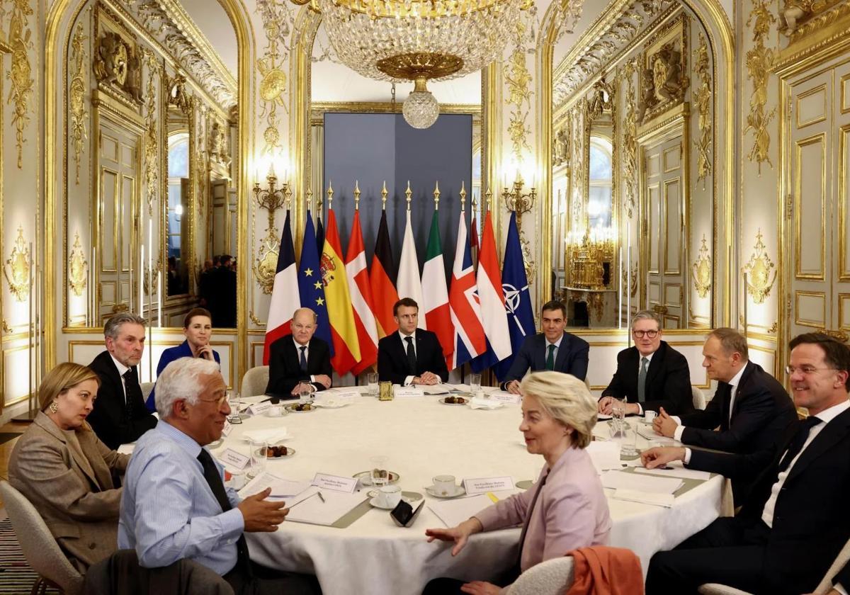Imagen de la mesa en la que se han reunido los líderes europeos en París.
