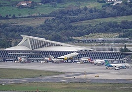 Vista del aeropuerto de Loiu con varias aeronaves en la pista.