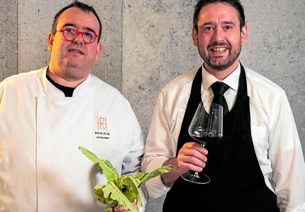 Los hermanos Luis y Juan Salcedo, en el reconocido restaurante tudelano.