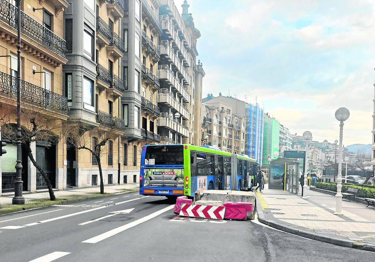 Denuncia Josetxo Ikazategi: «En la calle San Martín, a lo largo de la plaza Zubieta, hay unas obras desde hace meses empezadas y sin ningún obrero trabajando. Los autobuses colapsan totalmente la calzada impidiendo el tráfico. Quizás Movilidad no se haya dado cuenta del tema y aquí lo denuncio para que lo lea y lo termine de una vez».