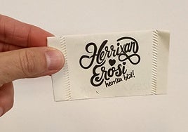 Imagen de la campaña 'Herrixan erosi, herrixa bizi' lanzada para las navidades de 2023.