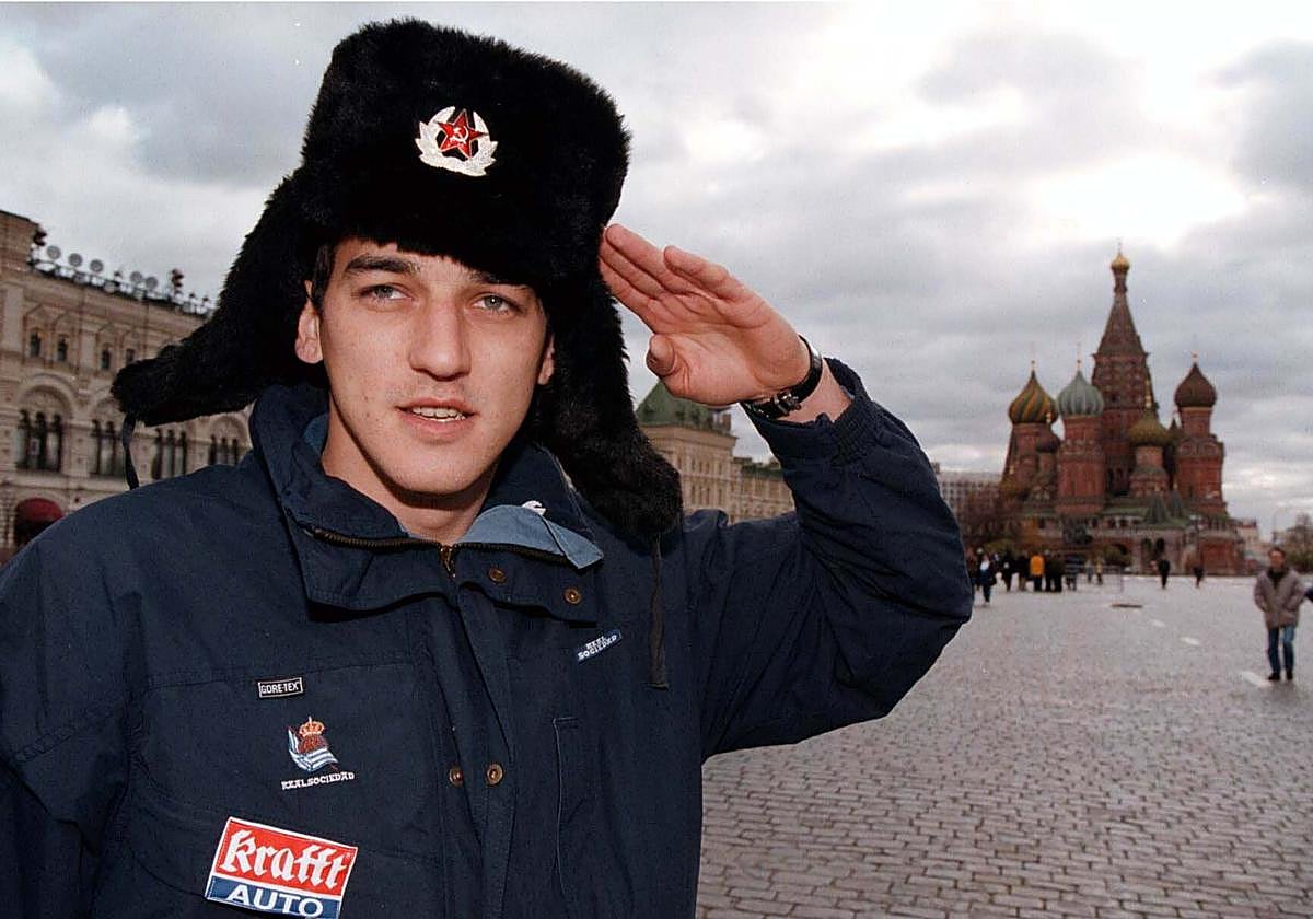 Darko Kovacevic posa en la plaza Roja de Moscú en la temporada 98-99.