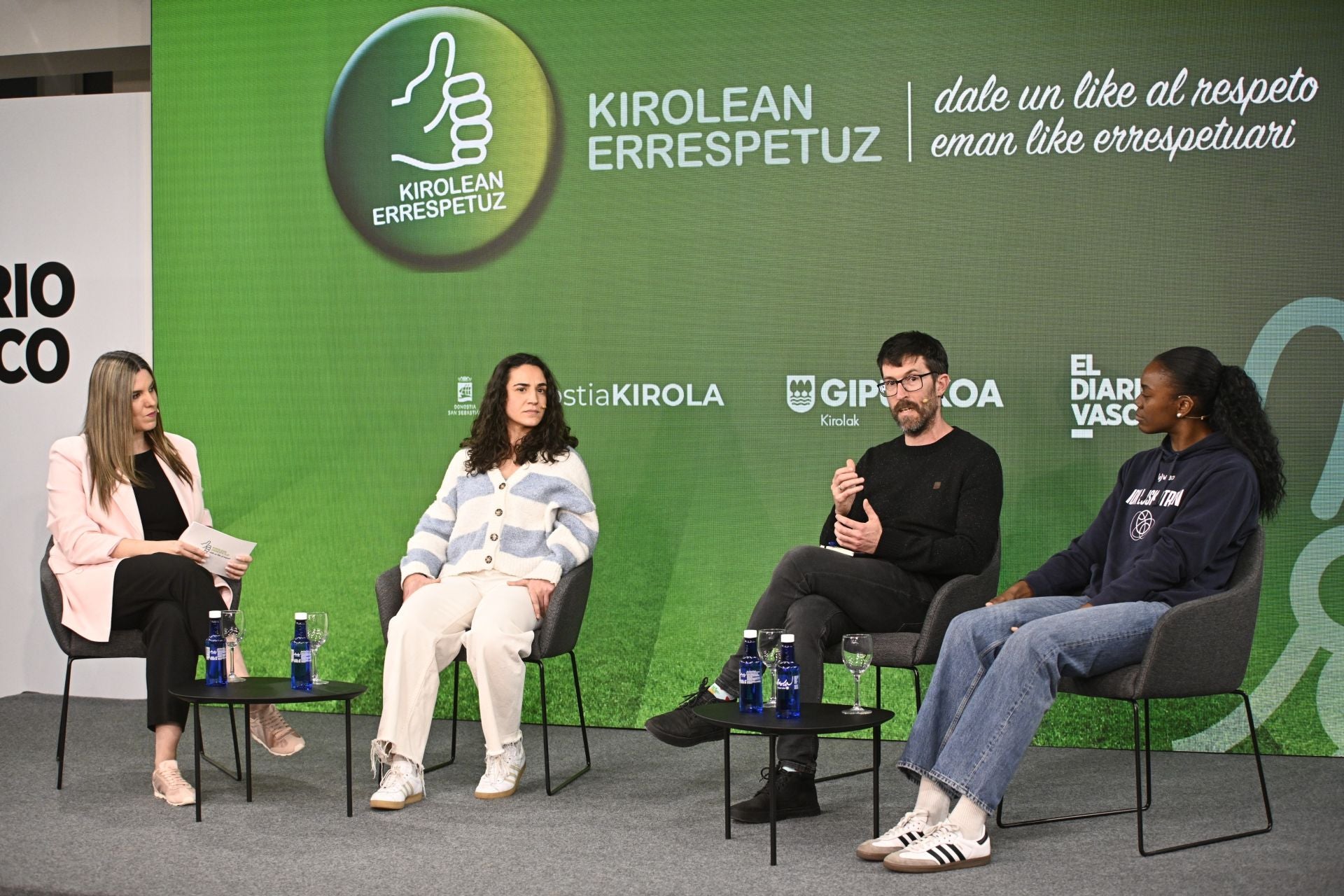 Un momento de la charla, que moderó Iris Moreno (izquierda), periodista de DV