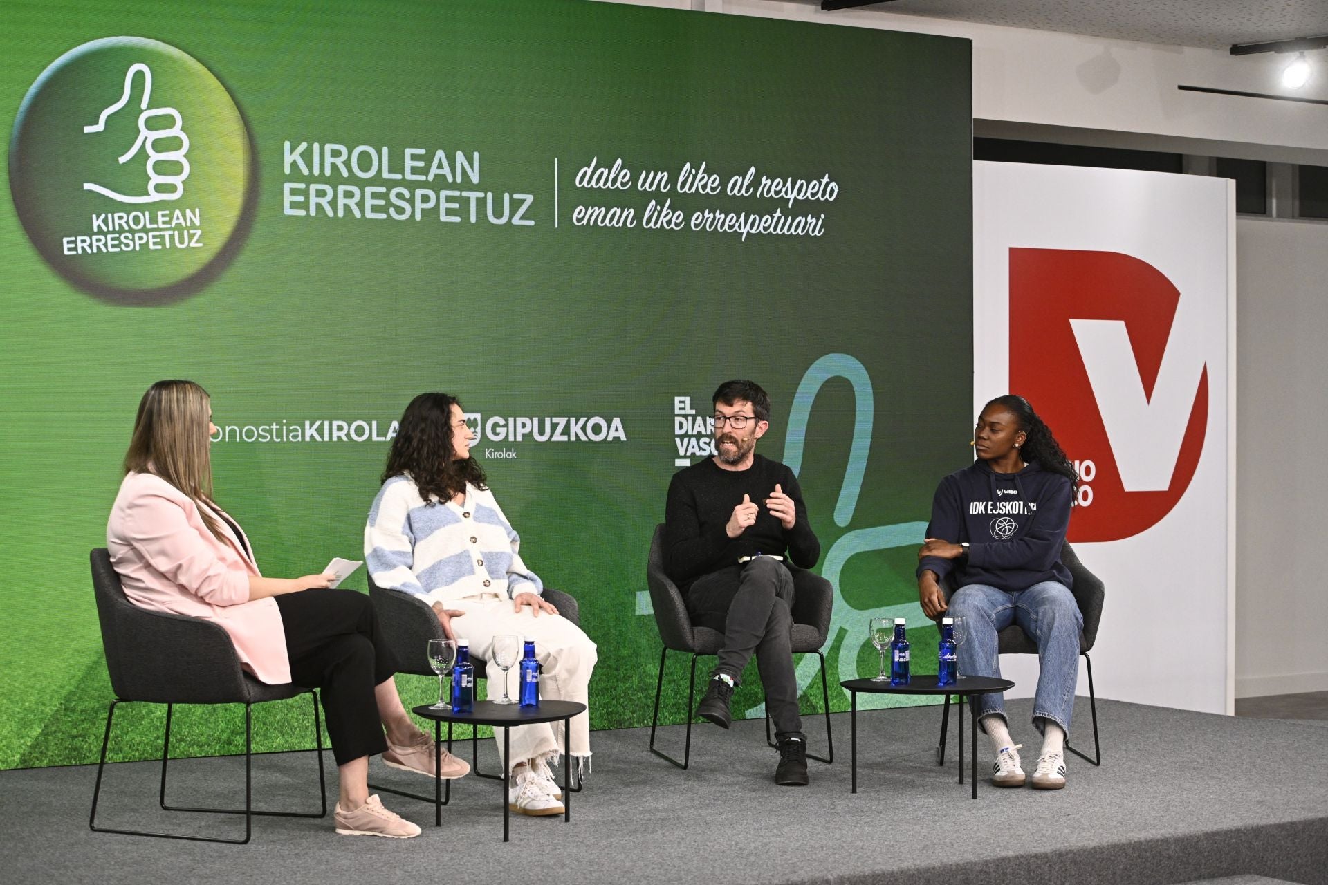 Un momento de la charla, que moderó Iris Moreno (izquierda), periodista de DV