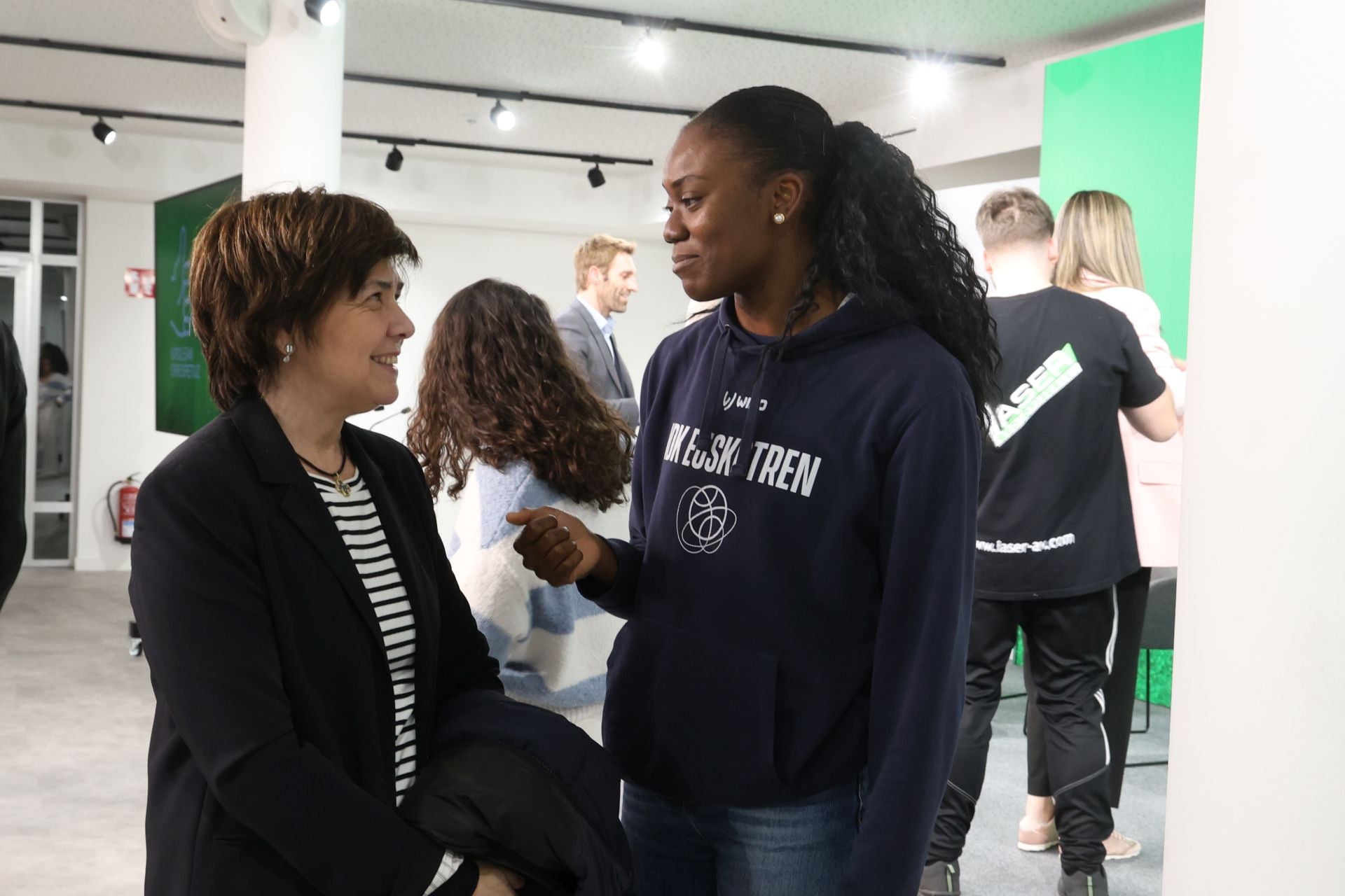Carmen Muguruza e Iris Mbulito, presidenta y jugadora del IDK Euskotren