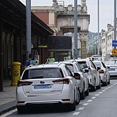 El alcalde señala que se estudiará «si es legal o no» hacer listas de usuarios vetados en el servicio de taxi