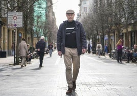 Iñigo Lamarka pasea por el centro de Donostia tras su sesión diaria de gimnasio.