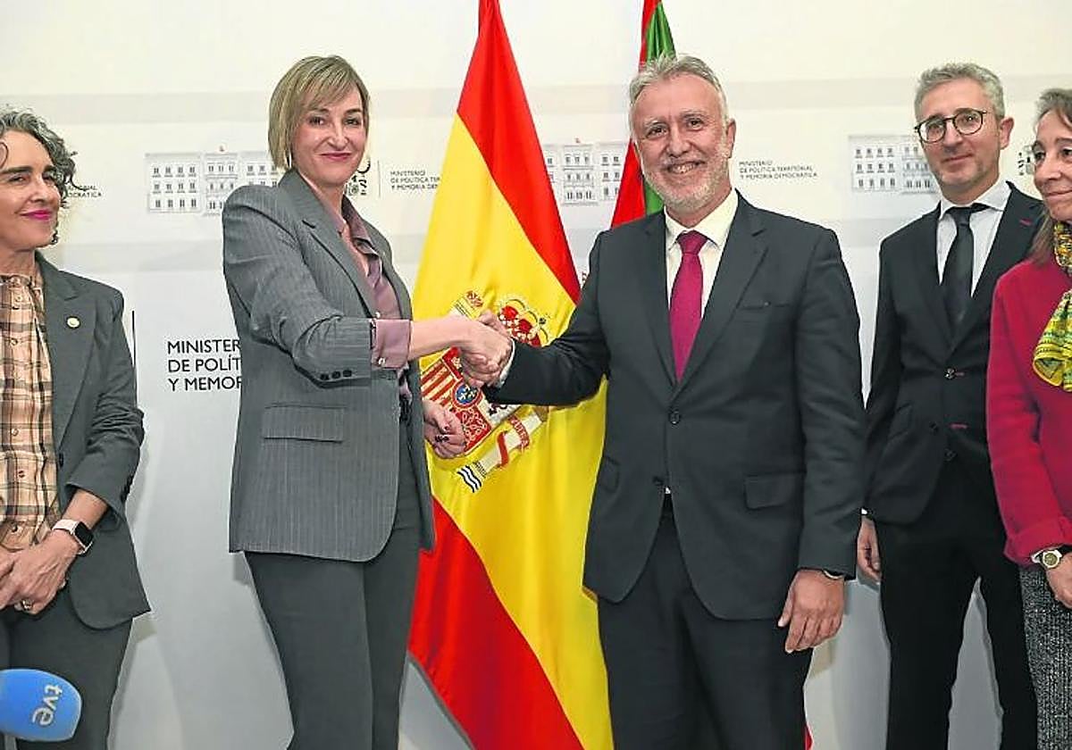 La consejera de Autogobierno, Maria Ubarretxena, y el ministro de Política Territorial, Ángel Víctor Torres, en diciembre pasado.