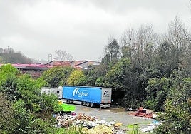 Kristina nos envía esta imagen. «Esto es lo que nos encontramos cada día en el solar que linda con el paseo Ubarburu del Polígono 27, una escombrera ilegal que cada vez se está haciendo más grande. Vierten escombros de todo tipo. La Guardia Municipal está avisada y se han mandado correos al Ayuntamiento, pero sigue creciendo y creciendo».