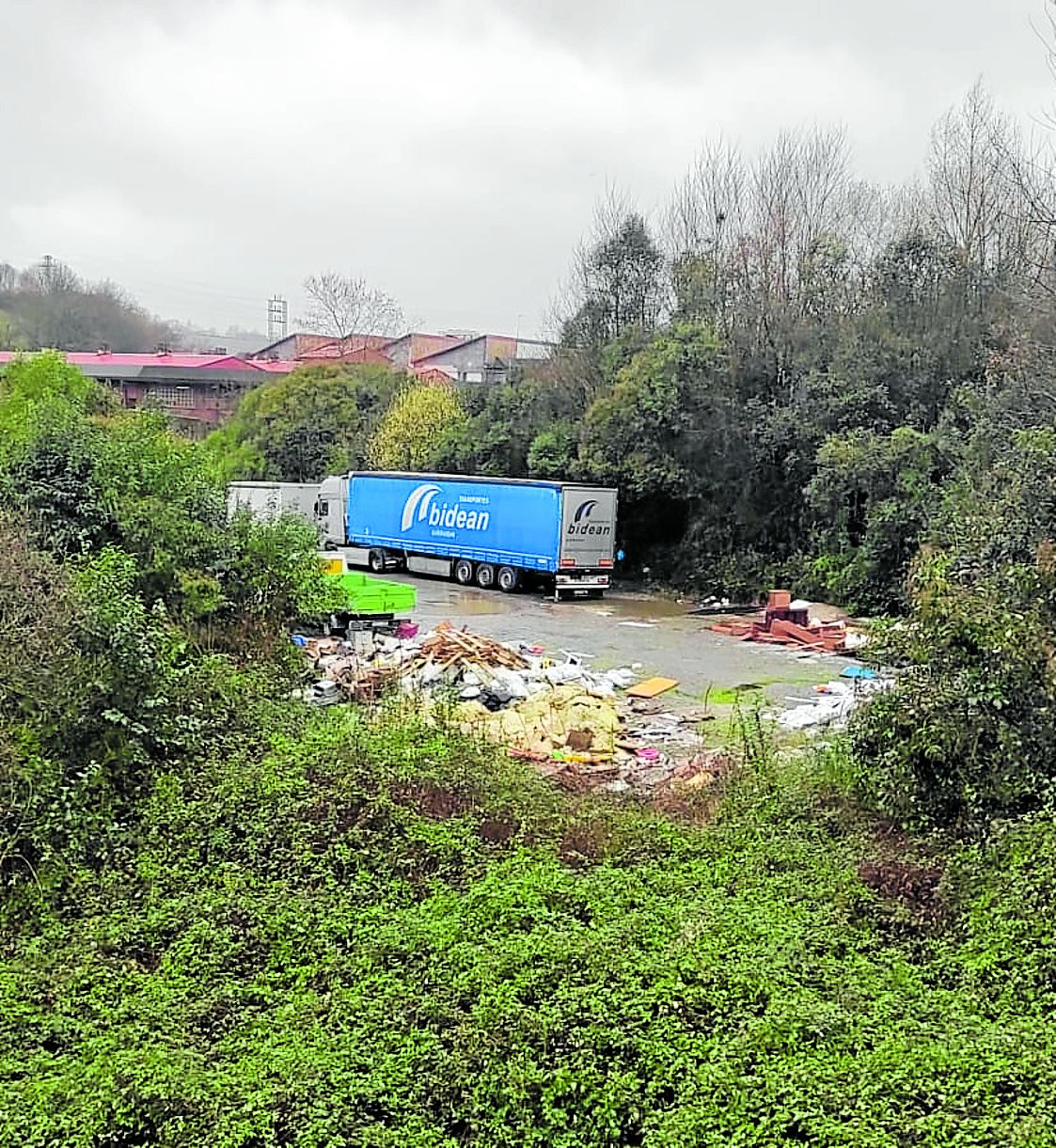 Kristina nos envía esta imagen. «Esto es lo que nos encontramos cada día en el solar que linda con el paseo Ubarburu del Polígono 27, una escombrera ilegal que cada vez se está haciendo más grande. Vierten escombros de todo tipo. La Guardia Municipal está avisada y se han mandado correos al Ayuntamiento, pero sigue creciendo y creciendo».