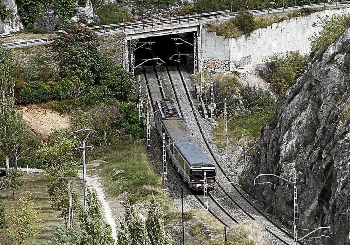 Un tren circula por el desfiladero de Pancorbo.