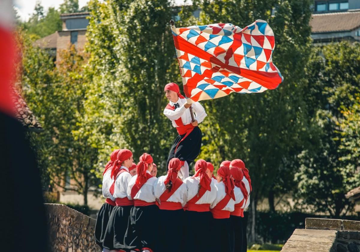 Talde ezberdinetako dantzari gazteak Seguran bilduko dira ekainaren 27tik 29ra Gazteen Dantza Topaketan.