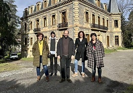 Autoridades municipales tras una visita a las obras de acondicionamiento de Arrizuriaga.