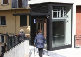 Dos mujeres, este martes, junto al acceso superior del nuevo ascensor.