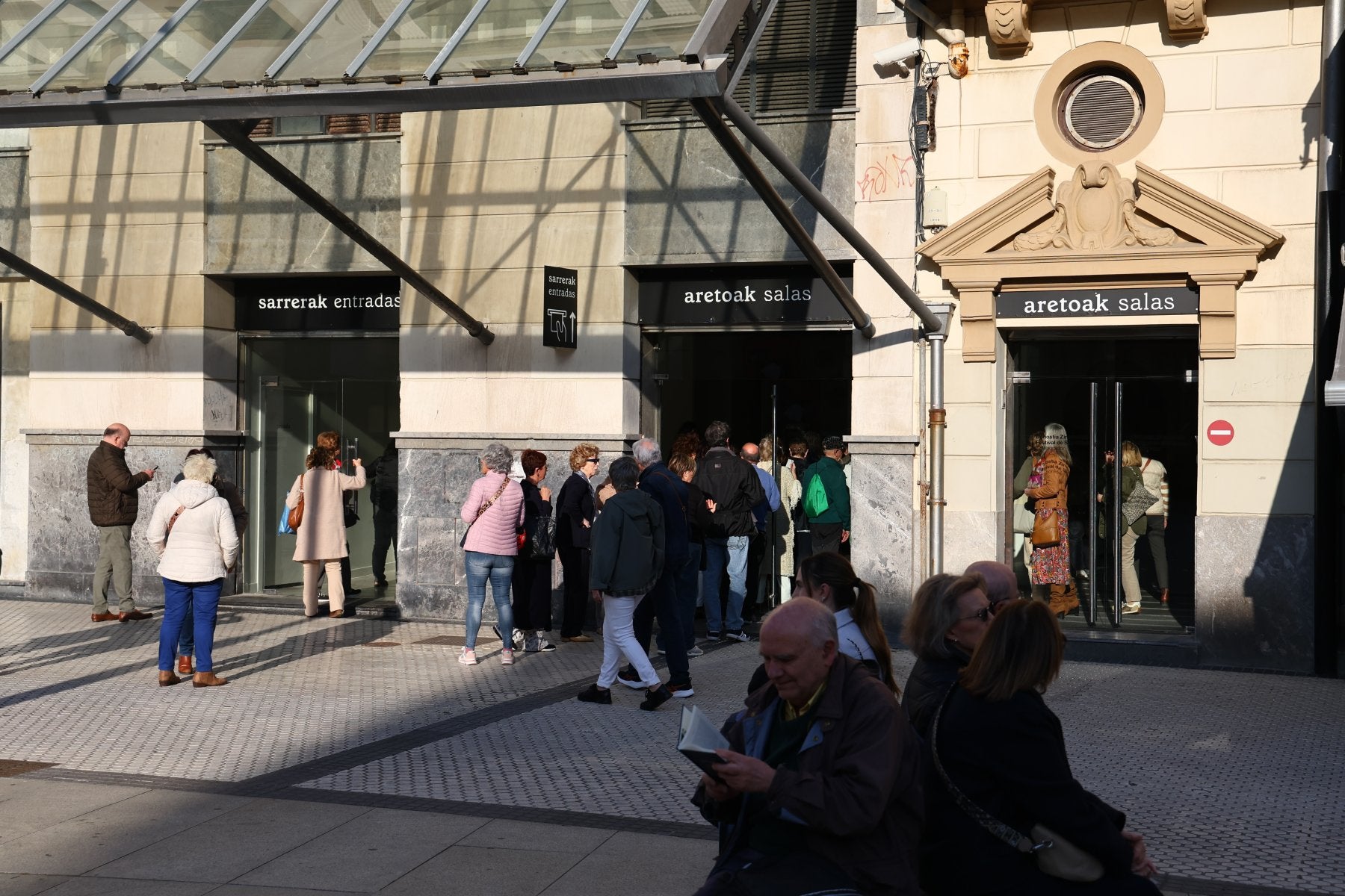El público accede a los cines Príncipe en los pases de tarde de ayer, día del espectador en las salas de la Sade.