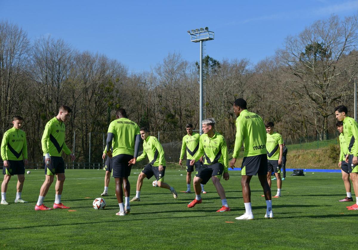 Rondo en Zubieta en la jornada previa al partido de vuelta ante el Midtjylland