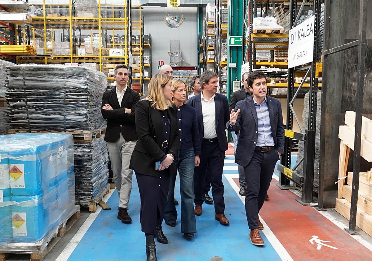 La diputada general, Eider Mendoza, visita las instalaciones de Ulma.