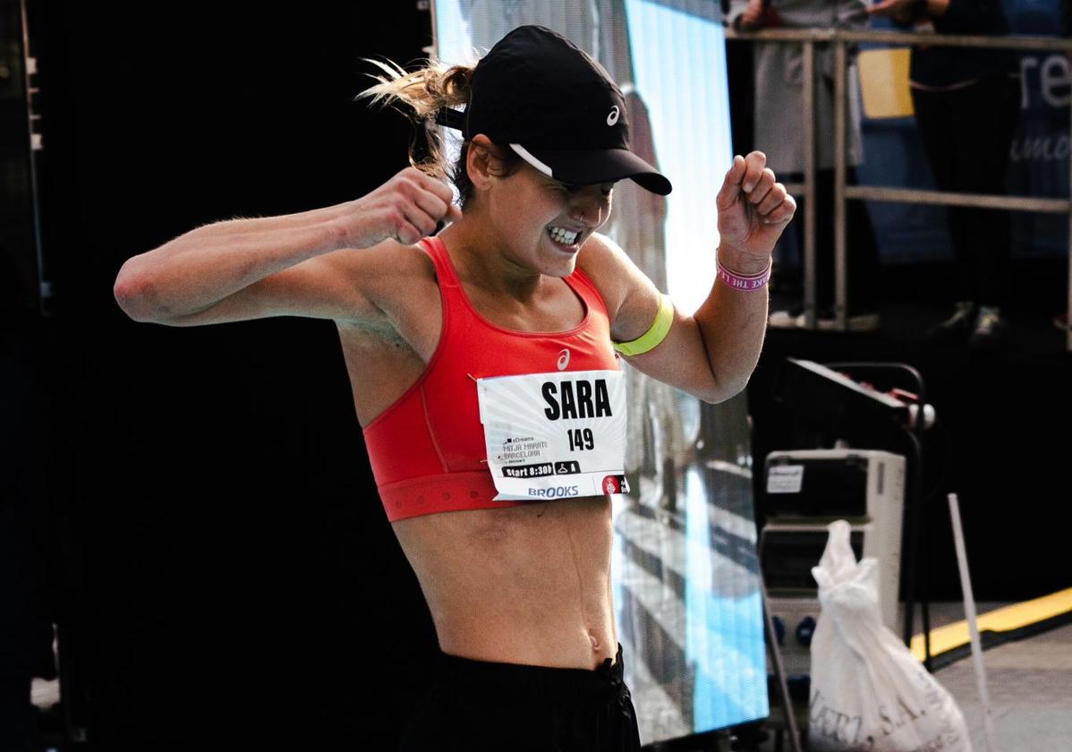Sara Alonso cruza la meta de la prueba catalana disfrutnado de su gran logro.