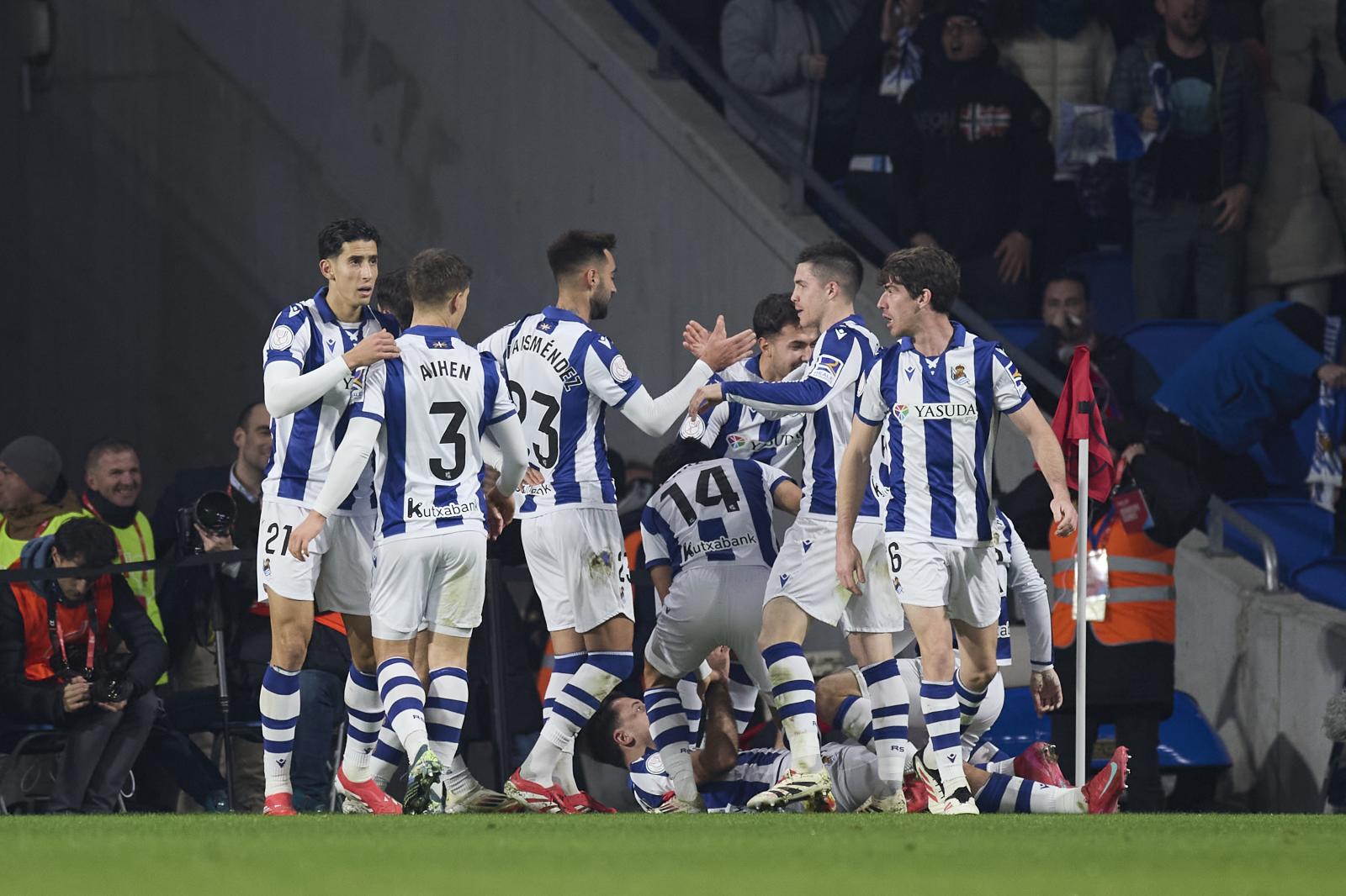 Los jugadores de la Real celebran un gol ante Osasuna