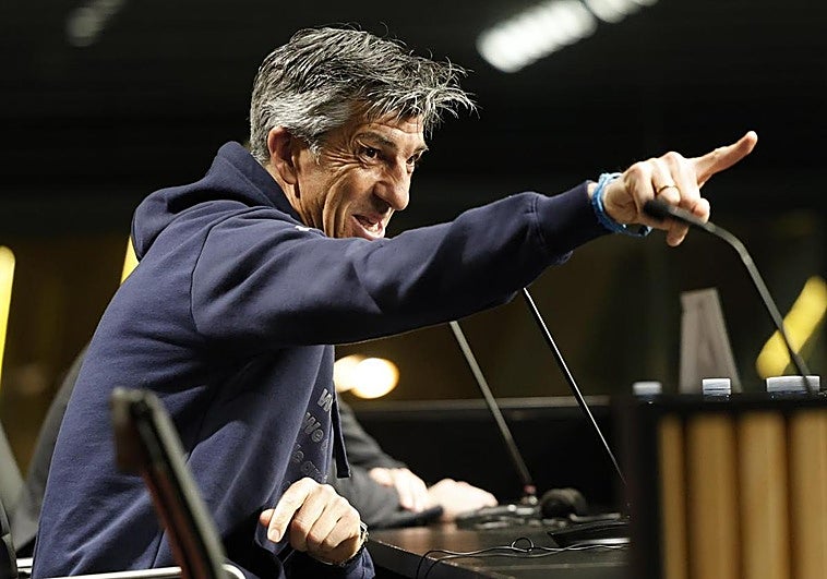 Imanol Alguacil realiza un gesto durante la rueda de prensa anterior al partido ante el Midtjylland