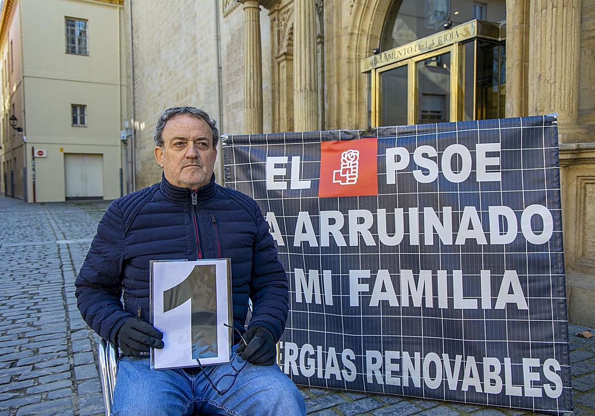 Cesar Vea, ante el parlamento de La Rioja.