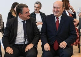 Aitor Esteban y Andoni Ortuzar conversan este miércoles en Donostia.